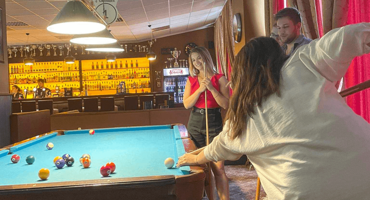 specjaliści Social Elite grający w bilard w La Sezam