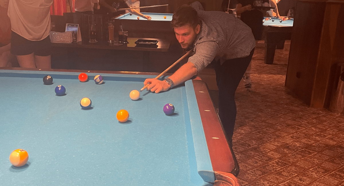 Jakub z działu FB Ads Social Elite grający w bilard w La Sezam
