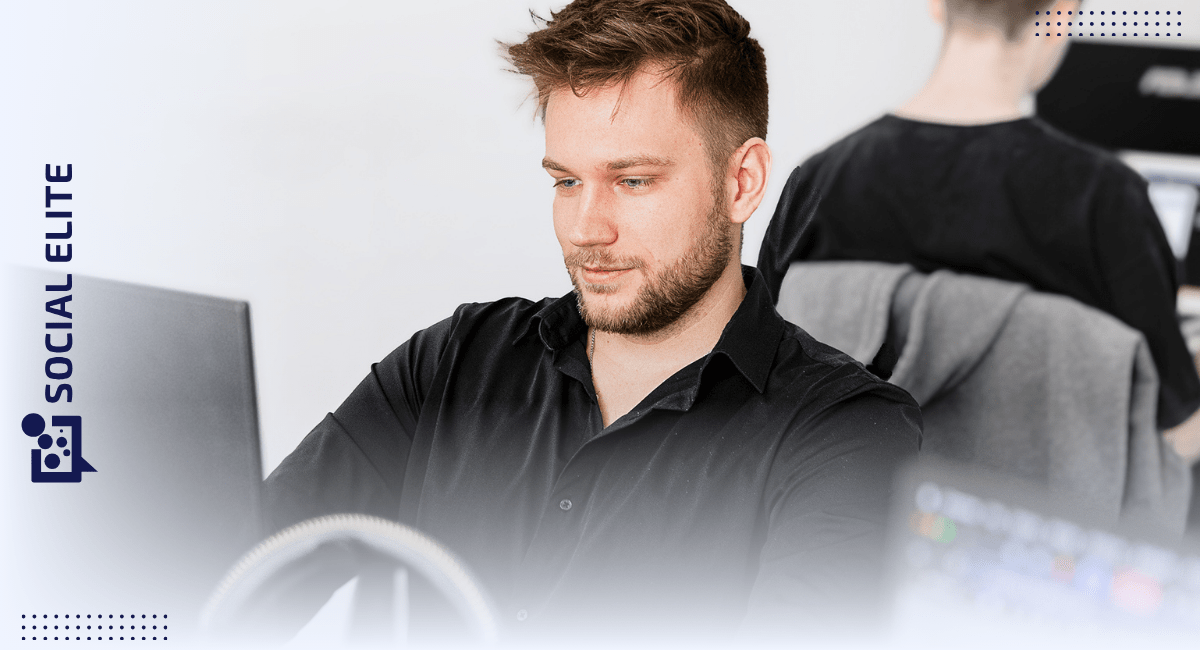specjalista od kampanii reklamowych w Social Elite - młody mężczyzna siedzący przed komputerem