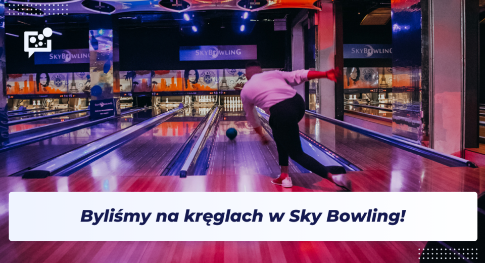 Specjalista Facebook Ads rzucający kulą od kręgli na firmowym spotkaniu