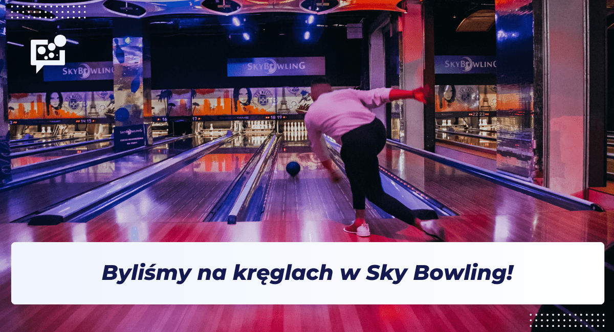 Specjalista Facebook Ads rzucający kulą od kręgli na firmowym spotkaniu