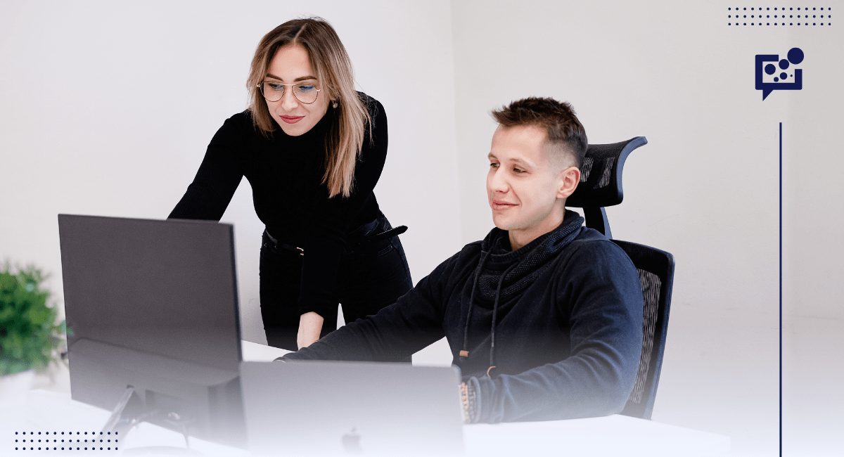 Specjaliści Facebook Ads Social Elite przy pracy – młoda kobieta i młody mężczyzna patrzący w ekran laptopa